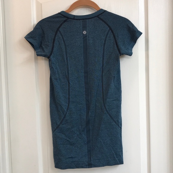 Lululemon tee - Picture 6 of 6